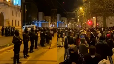 Protest cu incidente chiar lângă spital! Protestatarii anti-restricții au aruncat cu petarde și pietre în jandarmi / Oamenii legii au folosit gaz iritant - VIDEO