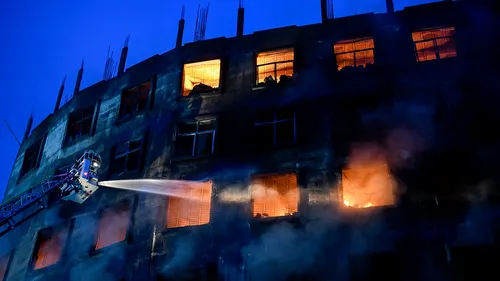 Cel puțin 52 de morți în urma unui incendiu la o fabrică din Bangladesh. Muncitorii au sărit de la etaj pentru a scăpa cu viață