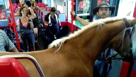 Reacția pasagerilor după ce un bărbat urcă cu o IAPĂ în tren