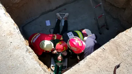 O femeie de 92 de ani a fost salvată după ce a căzut într-o groapă de doi metri. Polițiștii au deschis dosar penal