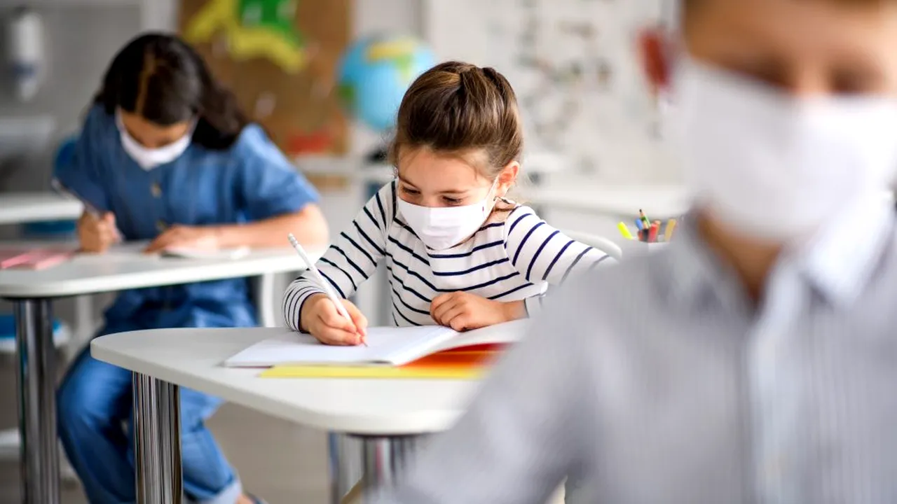 Medicul Radu Ciornei, sfaturi pentru profesori după redeschiderea școlilor: Ar trebui să urmărească purtatul corect al măștii / Vaporii de la dezinfectant pot deveni toxici