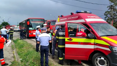 VIDEO | Un autobuz cu 11 persoane la bord a fost lovit violent de un TIR, pe un drum din județul Prahova. Care este BILANȚUL victimelor