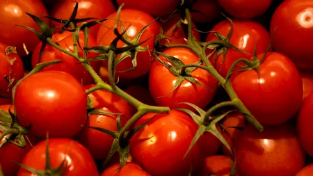 Semnele simple care îți arată dacă roșiile pe care vrei să le cumperi au fost tratate cu CHIMICALE. La ce trebuie să te uiți