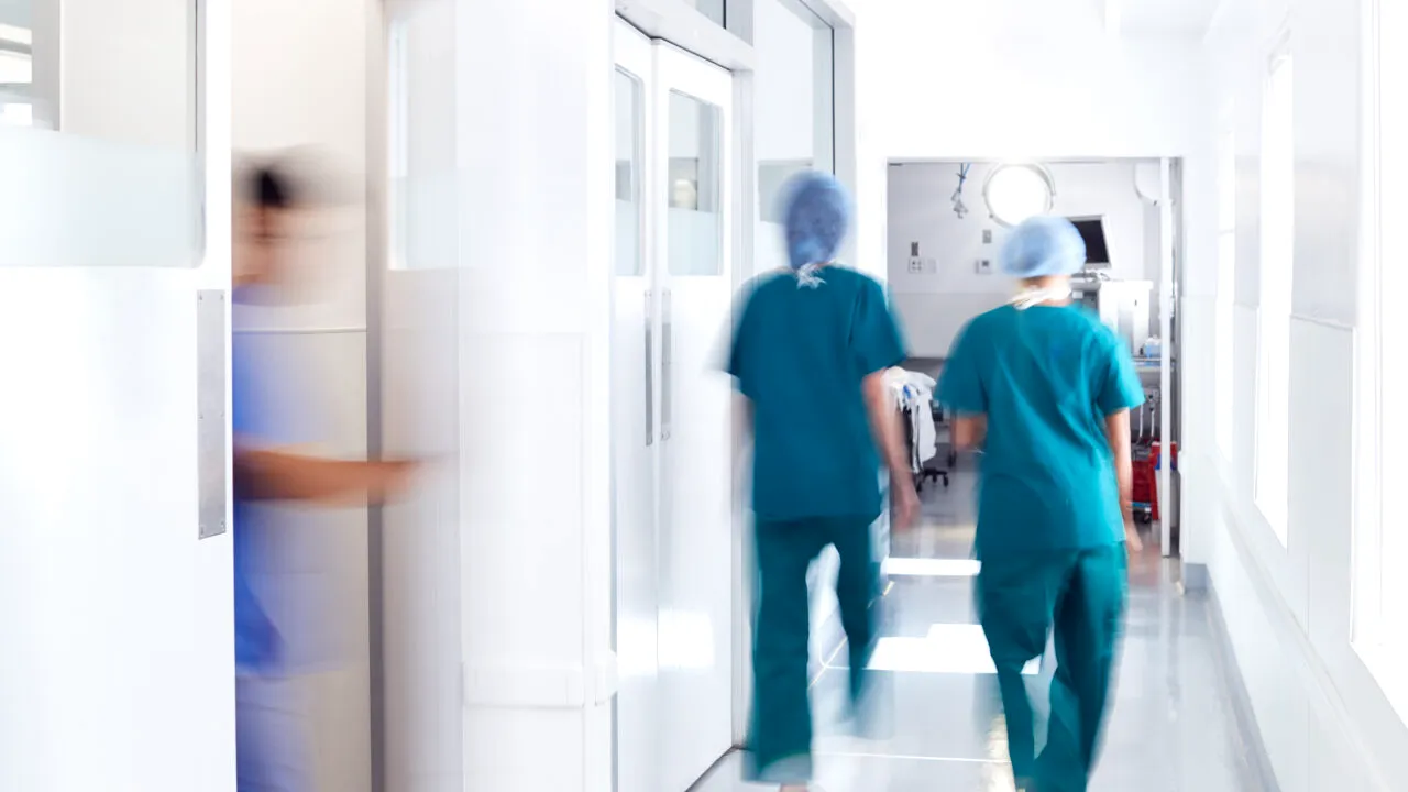 Medicii și întreg personalul medical, obligați să se întoarcă la obiceiuri comuniste. USR propune pontajul cu cartelă în spitale