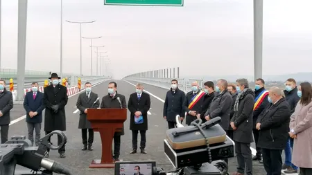 Primii kilometri de autostradă din Moldova au fost inaugurați, miercuri, în Bacău, în prezența președintelui Klaus Iohannis și a premierului Ludovic Orban