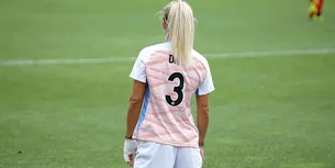 PANICĂ la un meci de fotbal feminin. Jucătoarele au fugit la vestiare când au văzut ce se întâmplă pe teren