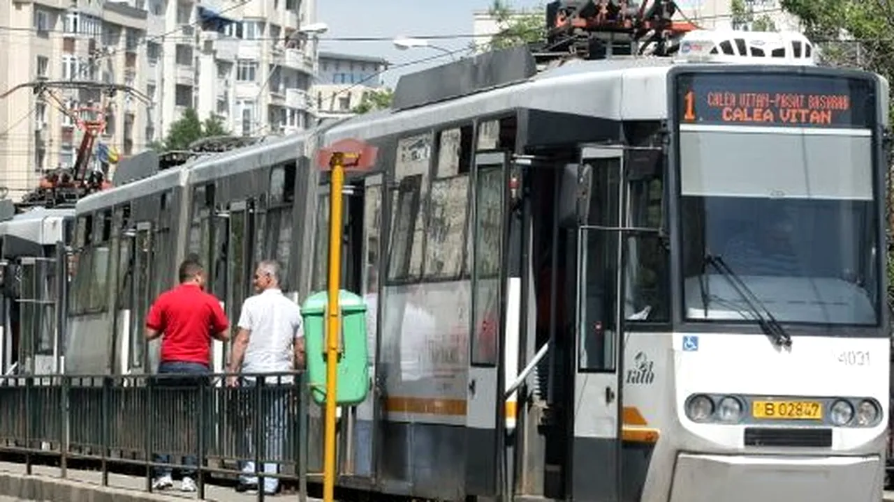 O fetiță a alergat pe șinele de tramvai după ce vatmanul nu a mai deschis ușile să coboare și bunicul său. „Ăsta ar trebui dat afară