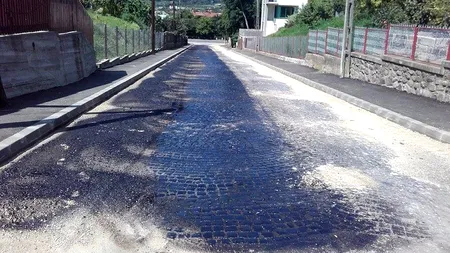 Cum au asfaltat muncitorii o stradă din Curtea de Argeș, după o „dispută istorică