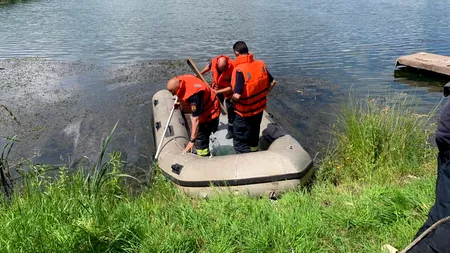SIBIU. Doi tineri s-au răsturnat cu bicicletele într-un lac din Cisnădie. Unul a fost salvat, celălalt e căutat