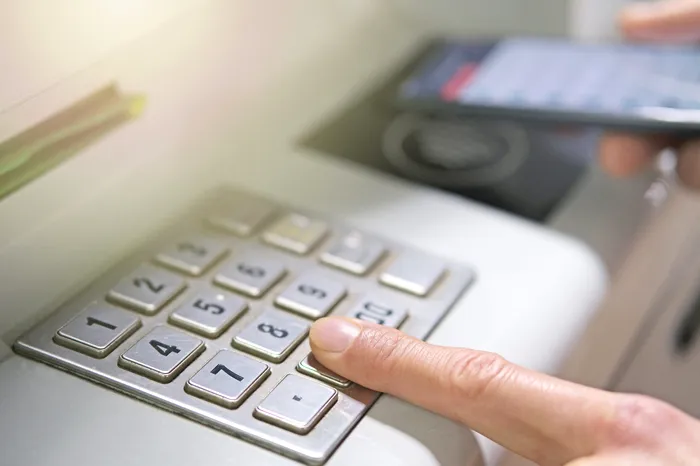 Taxa pe fiecare plată cu cardul ar putea încuraja economia subterană