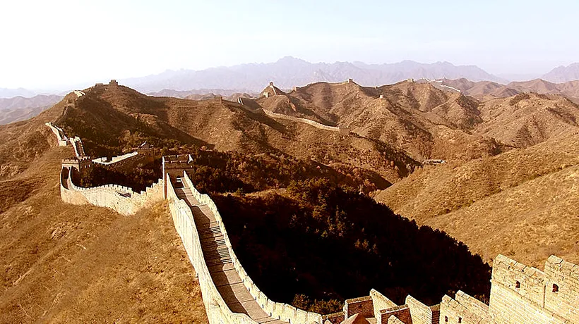 Darwin Awards: Doi bărbați care încercau să fure „cărămizi norocoase din Marele Zid Chinezesc au rămas blocați pe munte