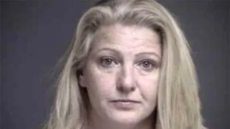 Elev ademenit cu alcool și droguri la școală, chiar de o asistentă medicală / Femeia i-a atins organele genitale prin haine, în timp ce mergeau cu mașina