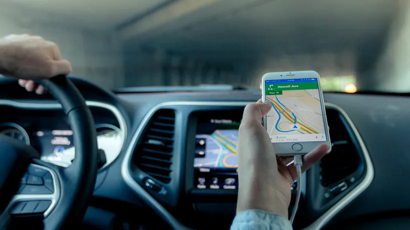Amenzi URIAȘE pentru utilizarea navigației pe telefon la volan. Ce trebuie să știe șoferii români din Marea Britanie