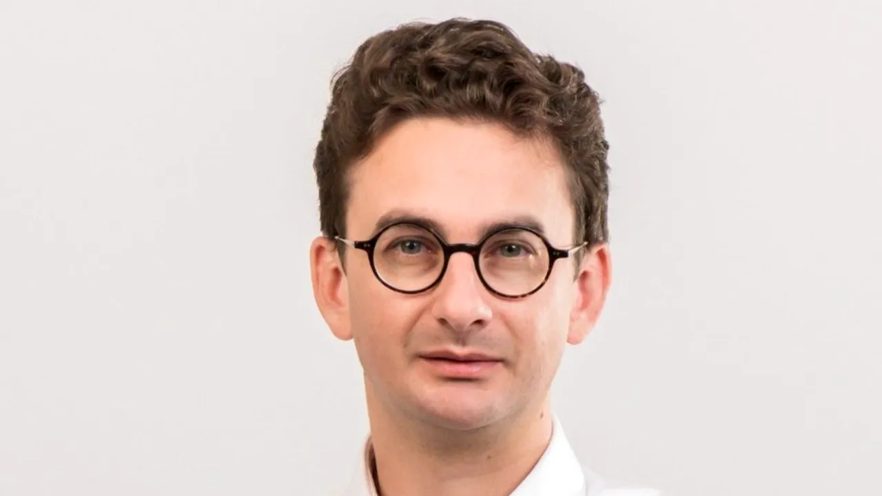 Deputatul Iulian Bulai, criticat pentru lipsa de experiență profesională, a făcut street-performance pe străzile din Norvegia