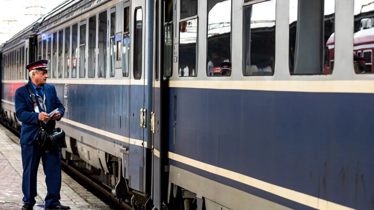Sindicaliștii din transportul feroviar protestează marți în fața Ministerului Transporturilor