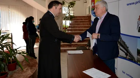 EXCLUSIV. În plină pandemie, primarul din Giurgiu ”împarte” locuințe ANL, fără să poarte mască sau mănuși. Explicație: „Nu trebuie să fie mănușă peste mănușă. O să facem boli de piele de la atâta spălat”