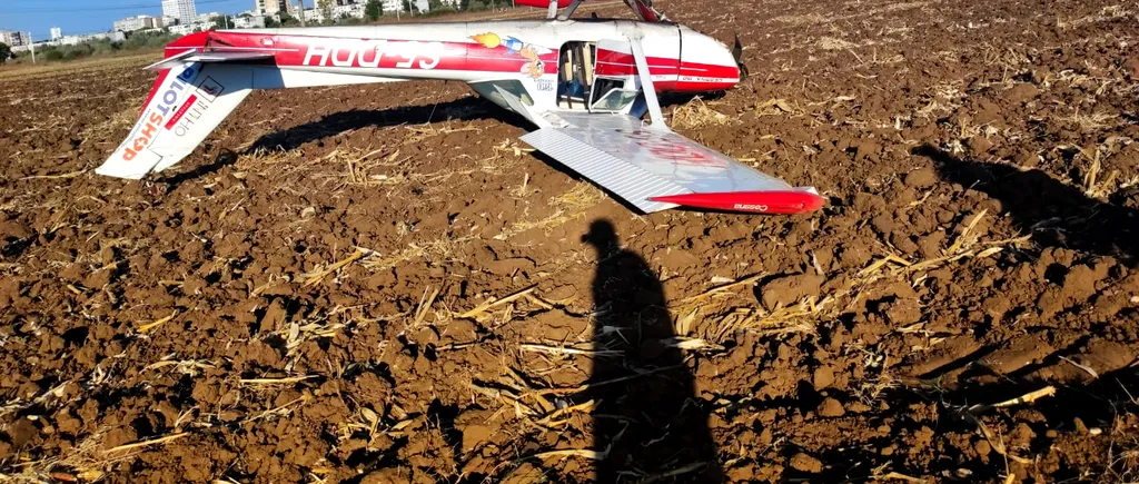 Aterizare forțată în Prahova. Un avion de mici dimensiuni s-a răsturnat după manevră