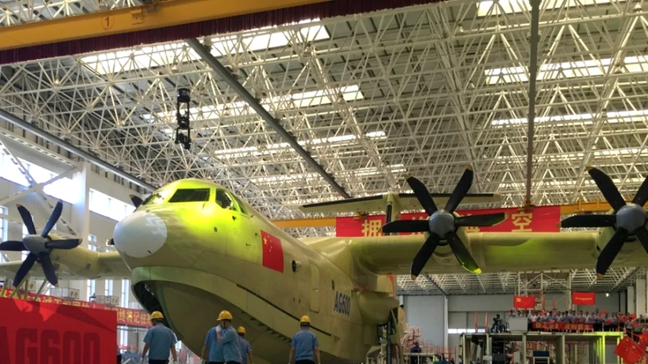 Hidroavionul care poate ''înghiți'' 12 tone de apă în doar 20 de secunde