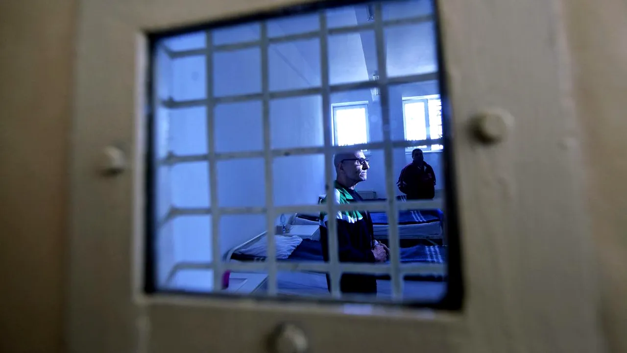 Un bărbat s-a spânzurat în arestul Poliției Capitalei, chiar lângă colegii de cameră