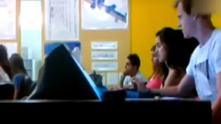 Tot mai mulți români educați în străinătate se întorc în țară. Ce îi determină să renunțe la salarii de ȘASE ORI mai mari