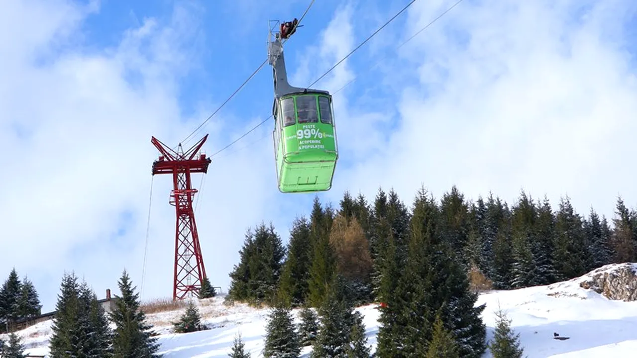 Turiștii prinși de viscol în telecabină și telescaun la Sinaia au fost salvați de angajații Teleferic SA și salvamontiști