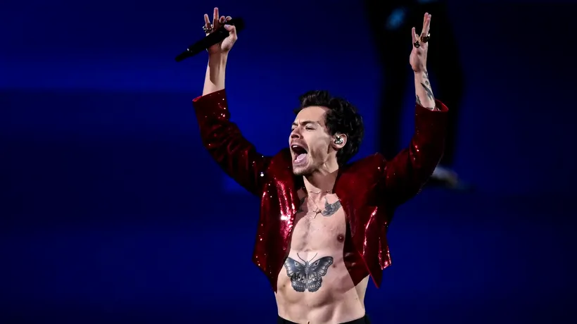 Cântăreţul britanic Harry Styles a fost lovit în faţă cu un obiect aruncat din public în timpul unui concert pe care l-a susţinut la Viena