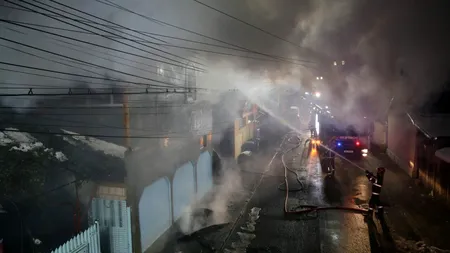 Incendiu devastator în Sectorul 3 al Capitalei. Trei locuințe afectate, dintre care una complet distrusă. Două femei, transportate la spital