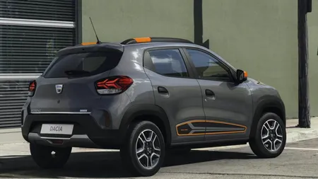 Paranormal sau știință? Ce se întâmpla dacă parchezi o Dacia Spring lângă un Porsche