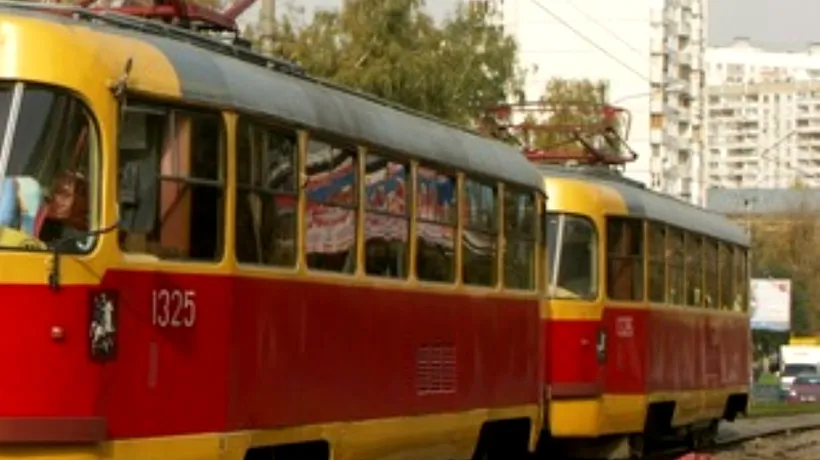 Un tramvai a luat-o la vale fără manipulant, în Rusia, deplasându-se 500 de metri și izbind un pod