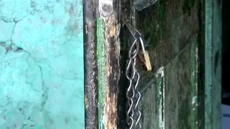 Caz șocant în Timiș. O femeie de 41 de ani este ținută în lanțuri de tatăl ei