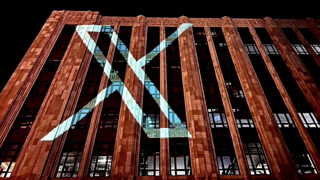 Dispare celebra pasăre albastră, apare X. Elon Musk prezintă noul logo al Twitter. Logo-ul original a costat 15 dolari