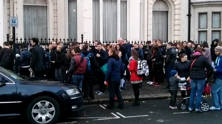 COZILE RUȘINII la Londra. Ca să ajungi la capătul cozii trebuie să mergi 10 minute. Femeile cu copii și cele însărcinate au prioritate