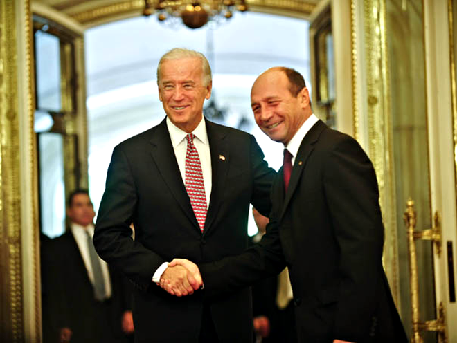 Joe Biden, vicepreședintele SUA, și Traian Băsescu, președintele României, 2009. Sursa - Mediafax Foto 