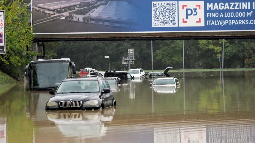 Inundații catastrofale în Italia și în Franța. Locuitorii din Sicilia s-au refugiat pe acoperișuri ca să nu fie luați de viitură