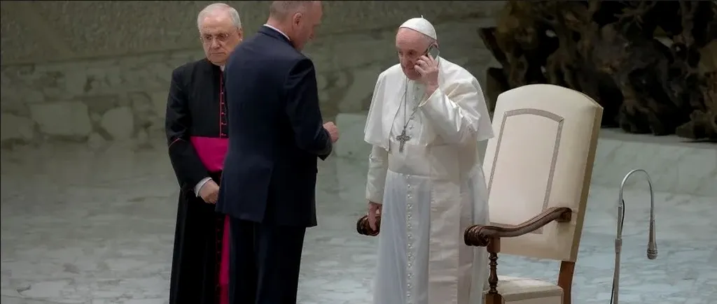 Papa Francisc a întrerupt audiența generală de la Vatican ca să vorbească la telefon. Al cui nume a apărut pe ecranul aparatului