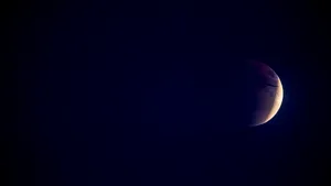 Imagini spectaculoase cu „Luna Sângerie”, în noaptea de 7 spre 8 septembrie 2025. Cum se vede din România