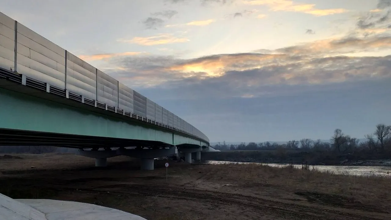 Un lot de autostradă nu este dat în folosință din cauza unui pod: Este o bătaie de joc la adresa românilor