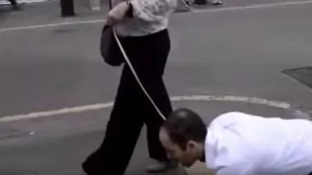 Bizar! O femeie și-a plimbat soțul în lesă pentru a scăpa de restricțiile COVID! Cuplul canadian a primit o amendă usturătoare