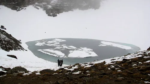 Misterele „Lacului cu Schelete se adâncesc. Un studiu recent dă peste cap teoriile anterioare. Cui aparțin rămășițele care împânzesc ochiul de apă din inima Munților Himalaya?