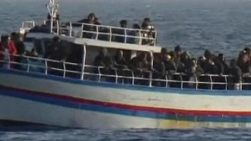 O navă cu sute de imigranți la bord a fost abandonată de echipaj în Marea Mediterană