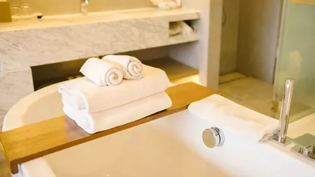 Decizia luată de hoteluri a stârnit revoltă în jurul clienților. Se desființează ușile de la toalete