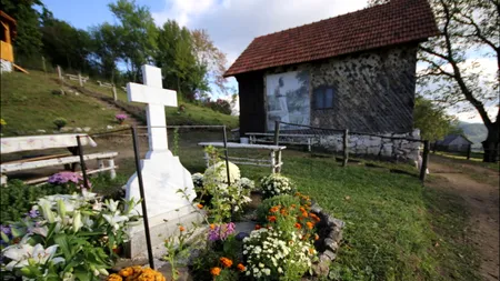 Cât costă casa în care a copilărit Arsenie Boca. Oferte de peste tot, din Franța și până în SUA