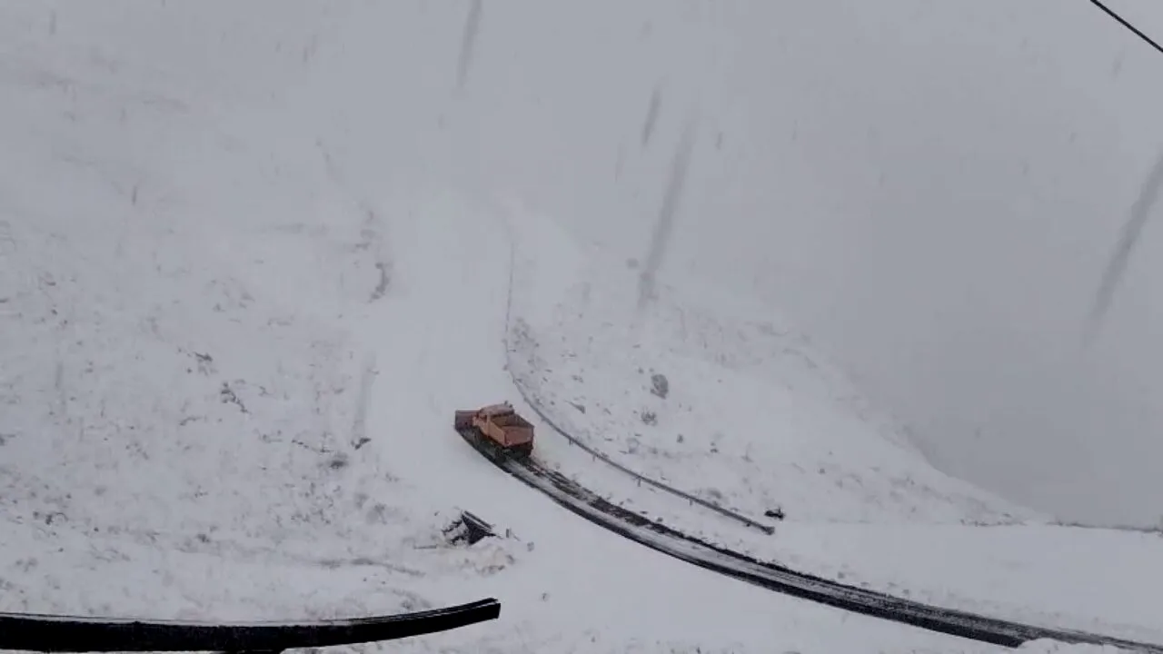 Ninsoare și ceață pe Transfăgărășan. Circulația a fost închisă temporar. Ce transmite Compania Naţională de Administrare a Infrastructurii Rutiere