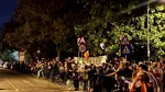 A unsprezecea noapte de proteste în fața Arestului Central, unde este închis Călin Georgescu. Ce scandează acum cele 200 de persoane