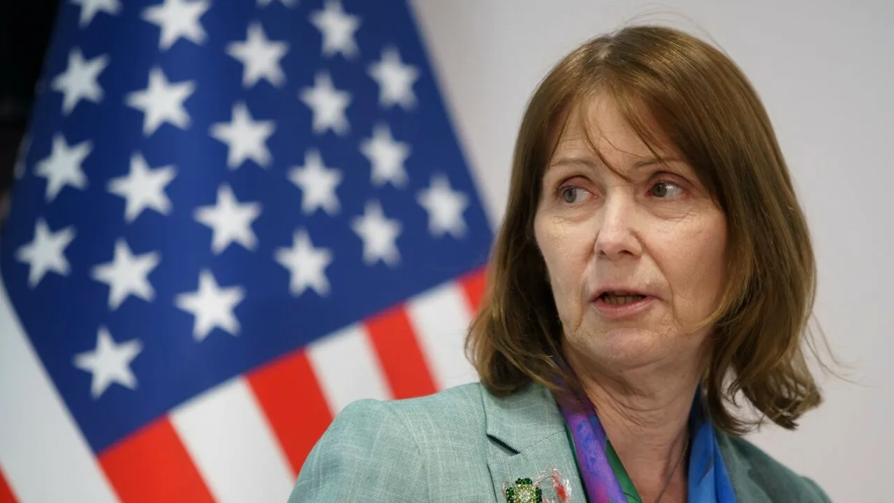 Președintele Klaus Iohannis a decorat-o pe ambasadoarea SUA în România, Kathleen Kavalec, cu Ordinul „Steaua României”