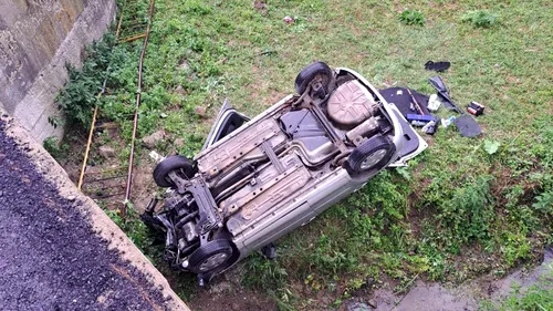 FOTO | Accident soldat cu un mort și doi răniți, pe un drum comunal din Neamț. Șoferul unei mașini a pierdut controlul volanului și a căzut de pe un pod
