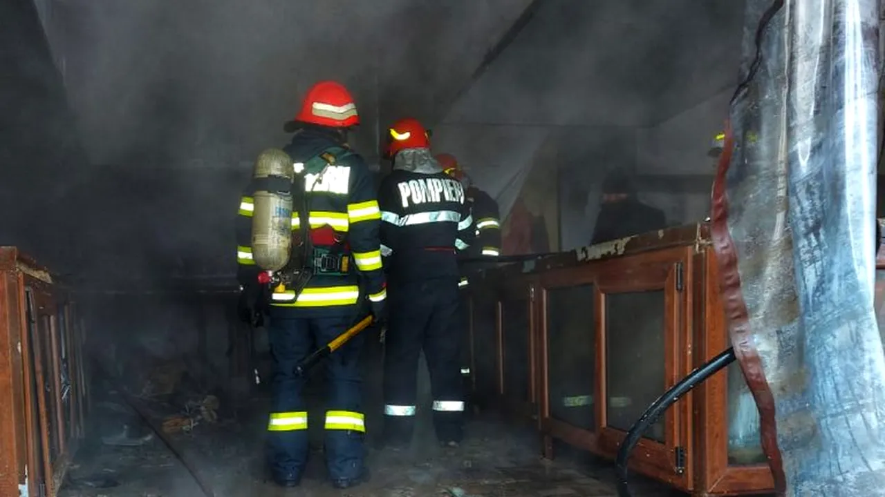 Incendiu la Catedrala din Giurgiu. Focul ar fi pornit de la o lumânare (FOTO)