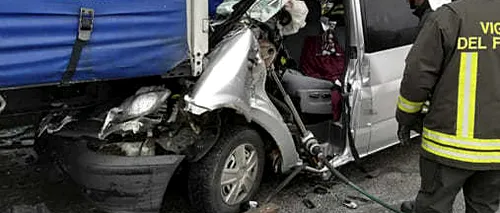 Trei români, răniți în Italia, după ce microbuzul în care se aflau a lovit un camion