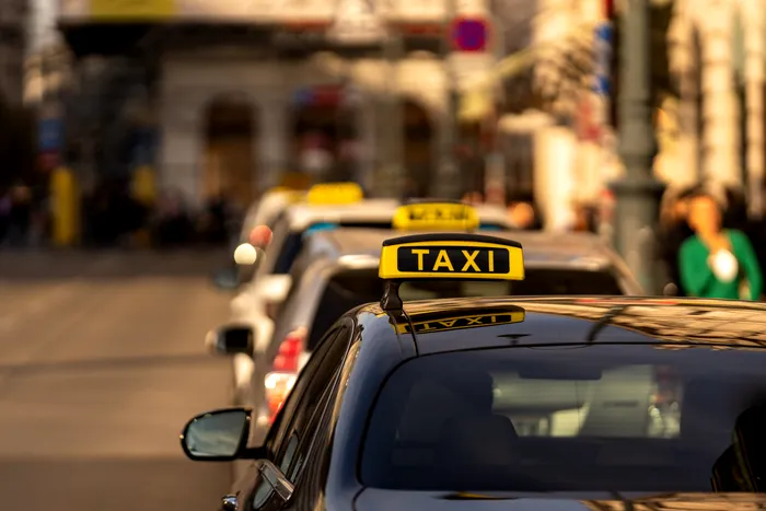 Șefii unor firme de transport de persoane, acuzați de evaziune fiscală. Sute de șoferi lucrau „la negru”. Prejudiciul e de peste 13 milioane de lei