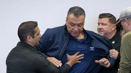 Senator american, scos cu forța, pus la pământ și ÎNCĂTUȘAT în timpul unei conferințe a șefei Departamentului de Securitate Internă